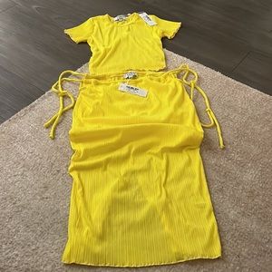 Top and skirt. Second picture of skirt (green) is there so you can see it’s flow